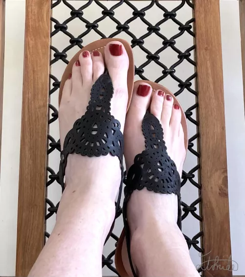 Scarlet toes and gladiator sandals, like my toes? 😉