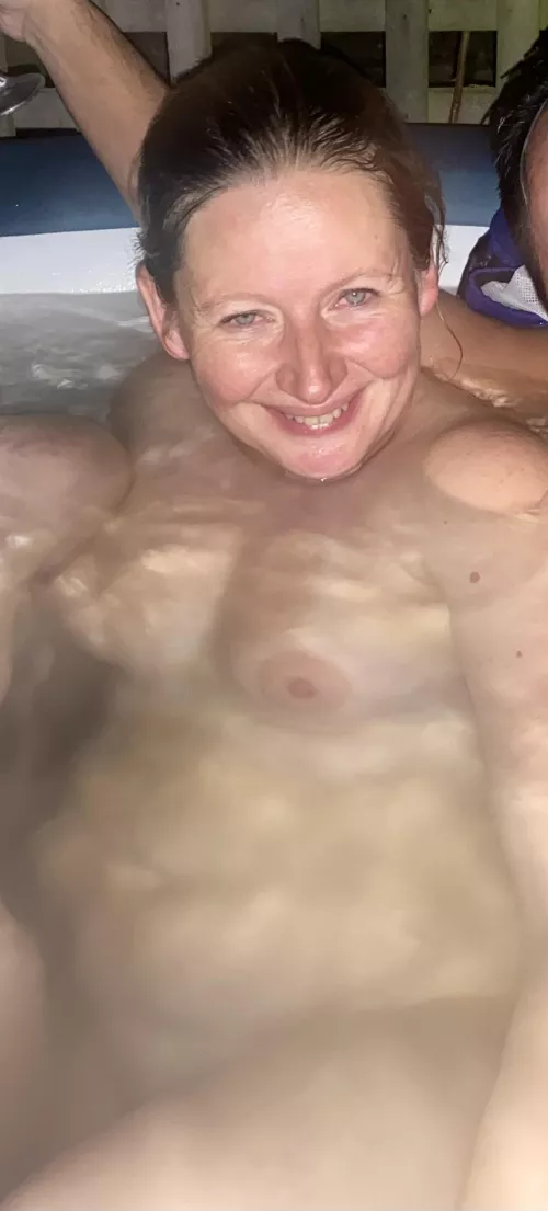 Torpedo milf in hot tub