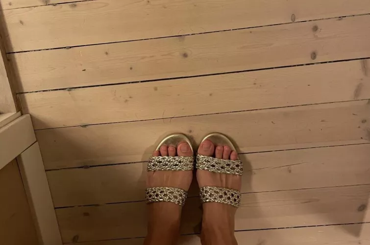 Who wants to lick my toes? 😈