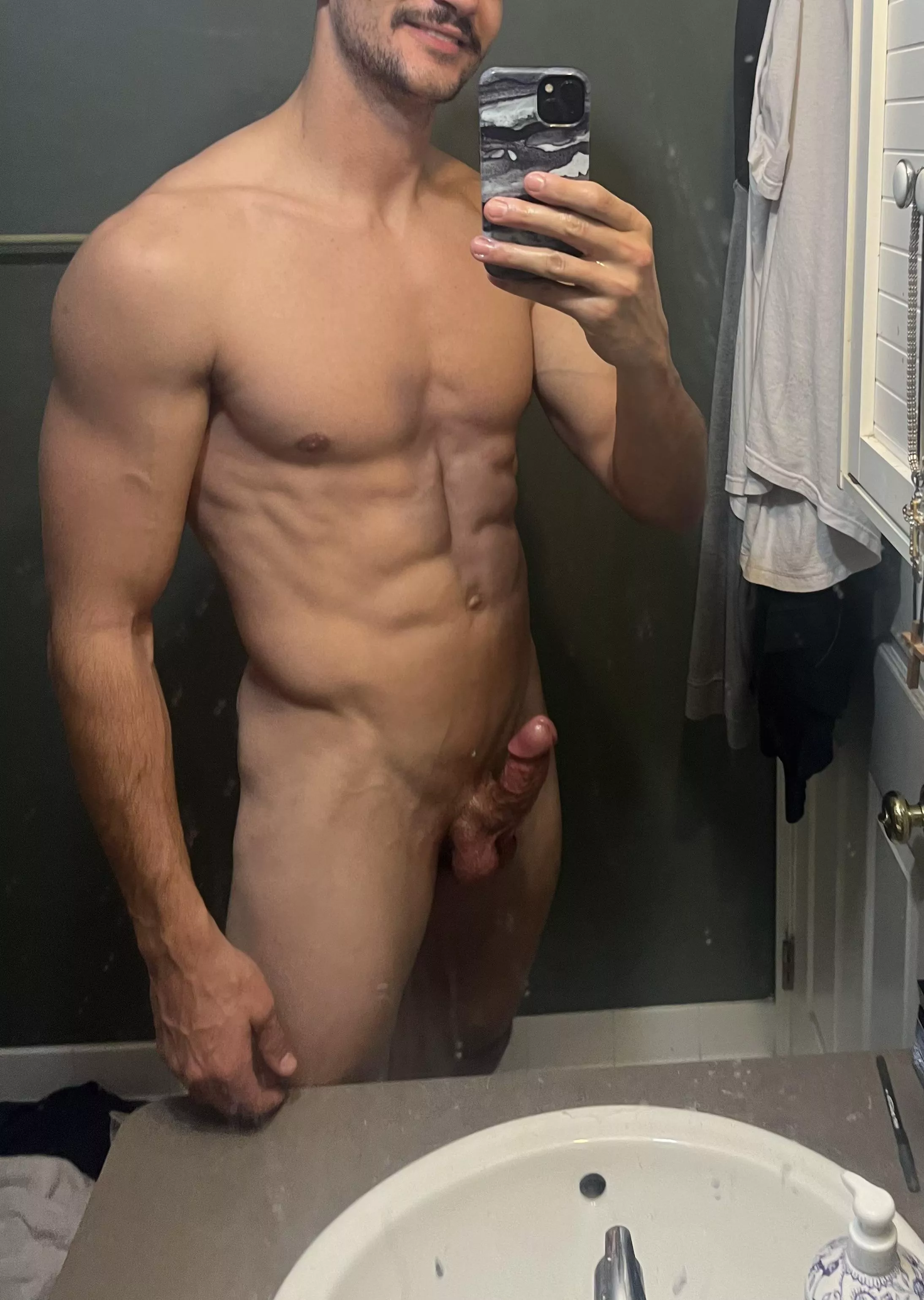 6’4 220 🪨