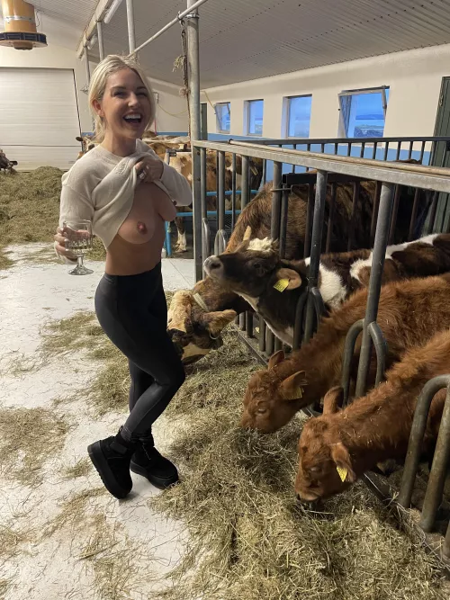 Flashing my udders 🐮
