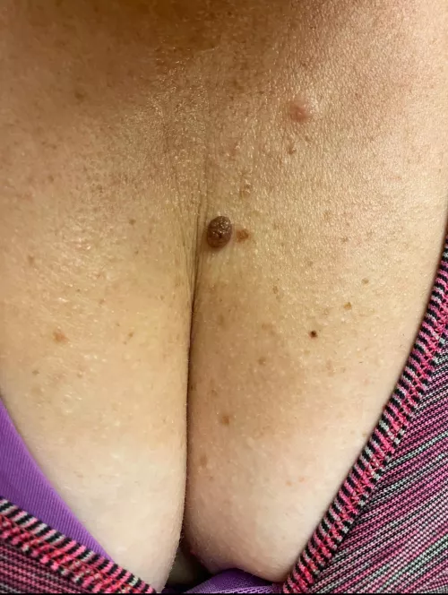 Haven’t posted in awhile, so here’s some close up cleavage from a few days ago.