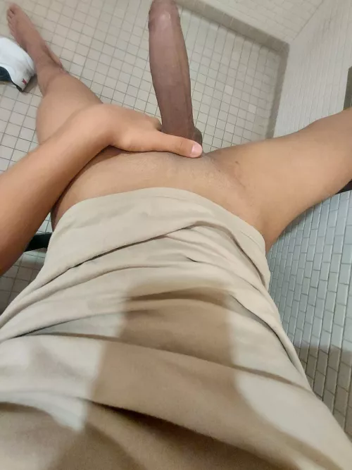 Hey bros! I'm making a group chat un snap for hung boys If u are big you can add me in snap emanueltalo2020 or dm me in here 🍆🤟🏽
