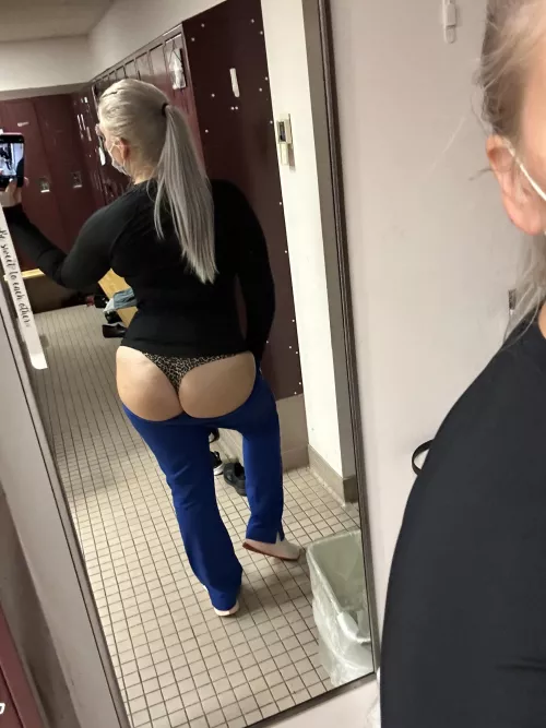 I really don’t wanna work today. Someone to cum save this 🍑tonight 😈