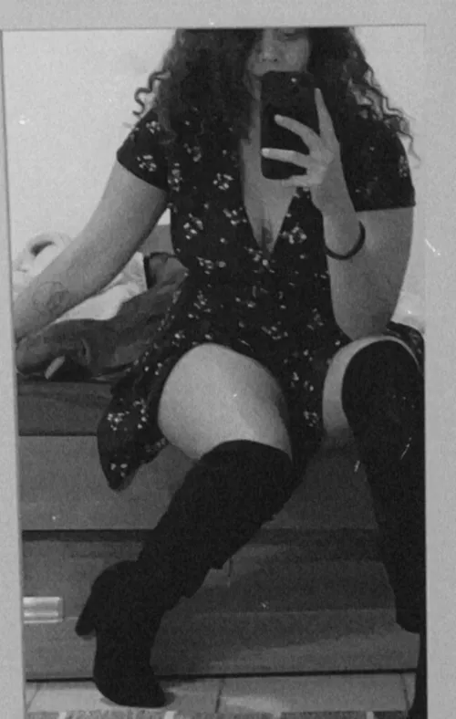 just a quick mirror selfie 😈