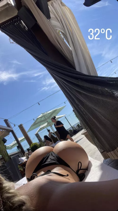 Round arse chav, opinions perverts? 🍑