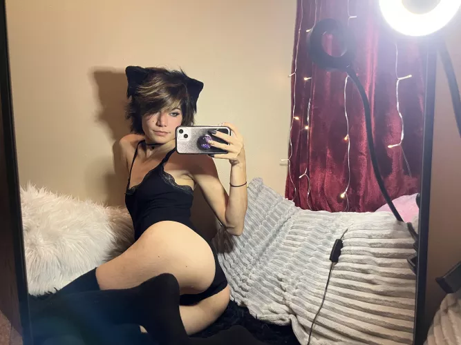 The wispiness of my hair is purrfect for my ears🖤💋