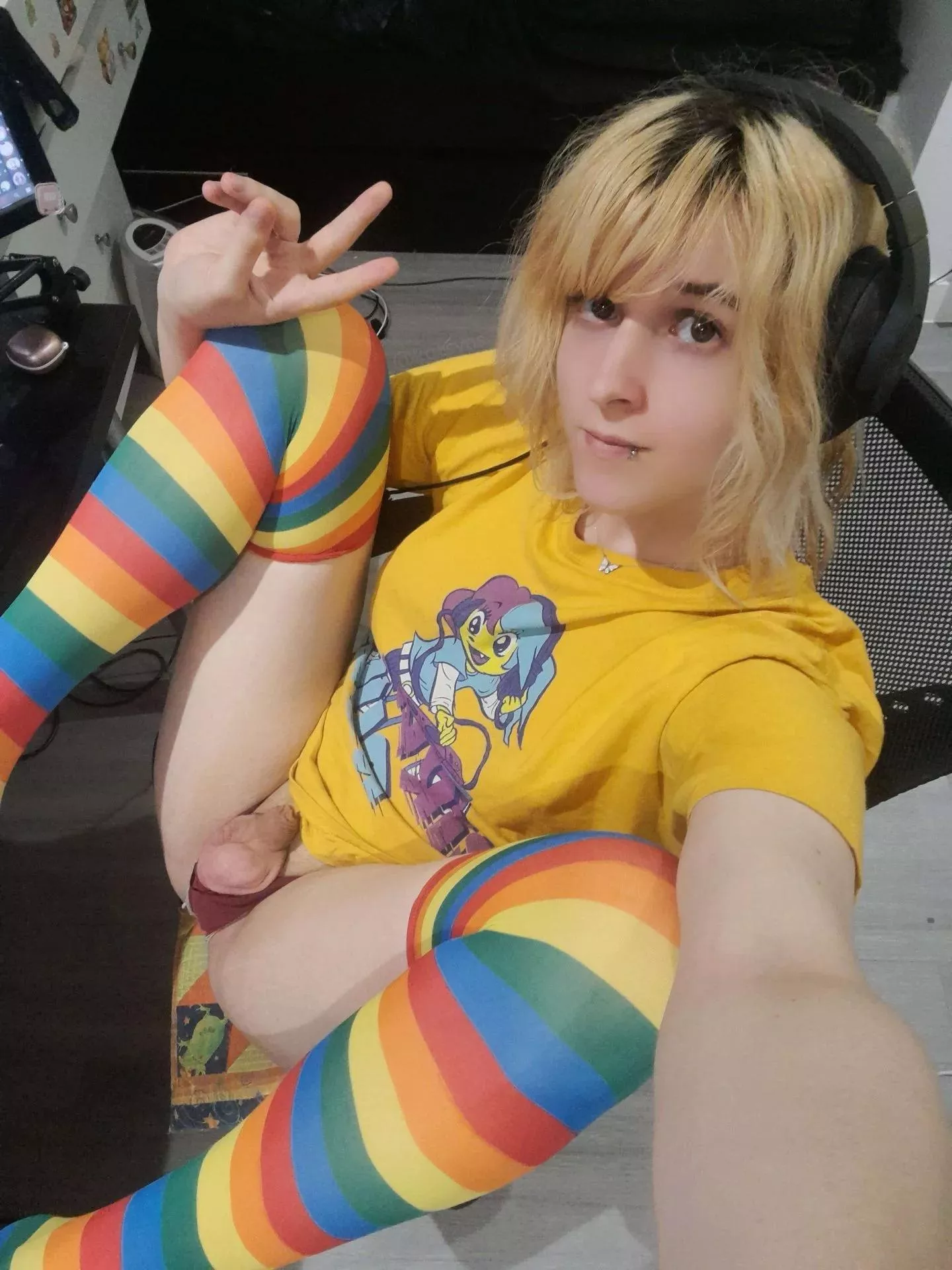 wanna eat my ass under the table while I play valorant?