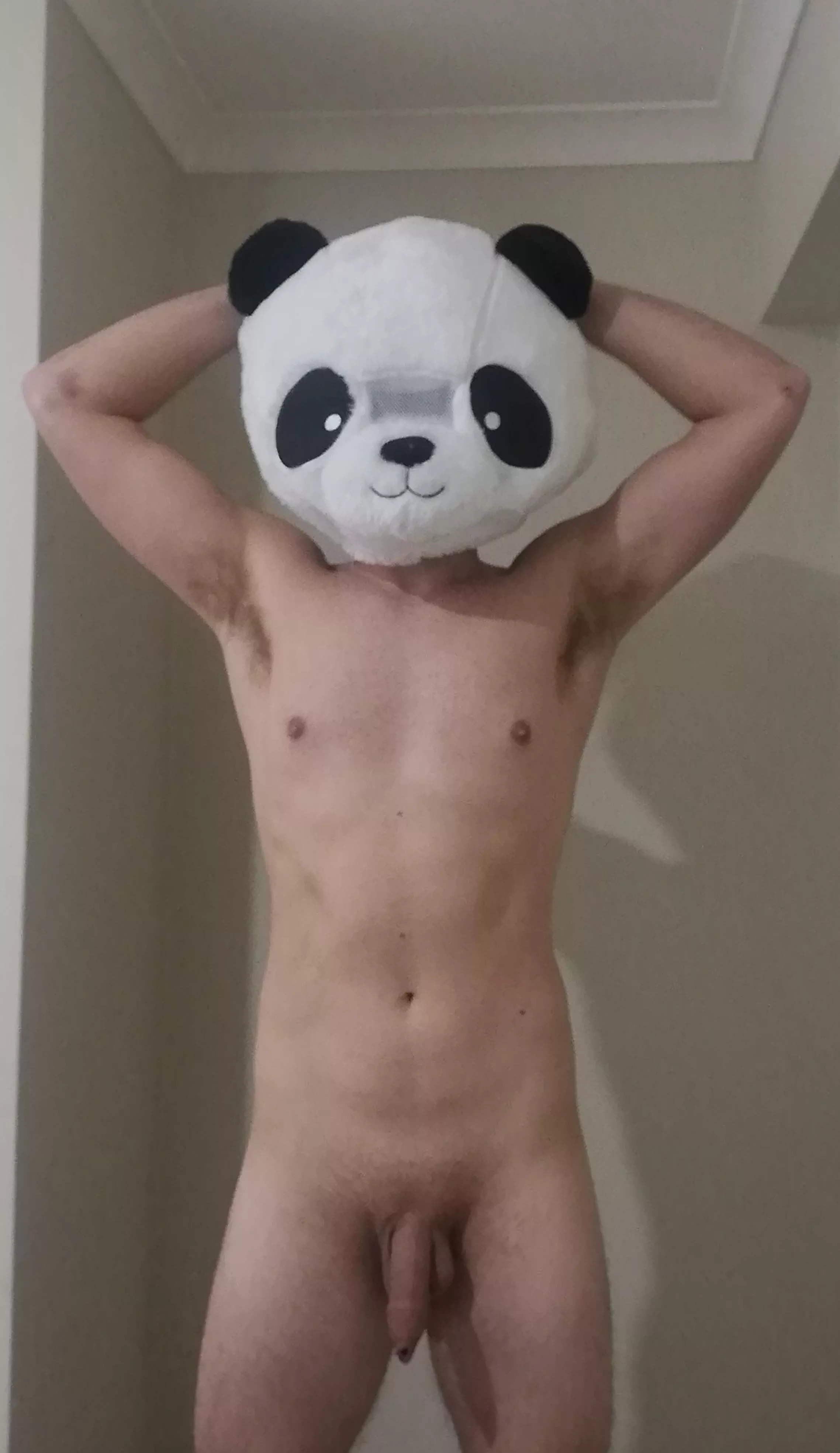 23 6'2 80kg, the new fitness regime is working well 🐼
