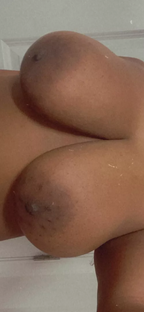 Fat ebony milf tits😋