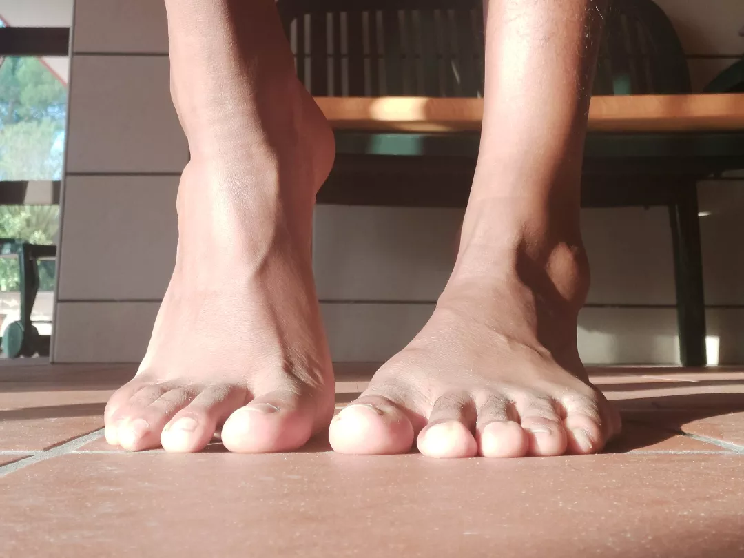 I need someone to lick my toes so bad 🥺