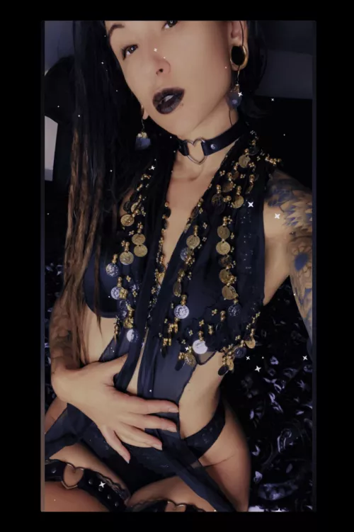 I’m Fae! Kinky dancer here to please your eyes and your 🦴