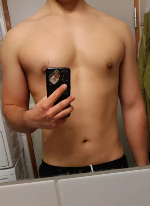 [m]18 been getting into shape these past few weeks. How do I look?😁