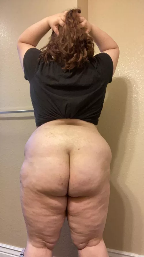 A view of me from this morning putting my hair up 😋