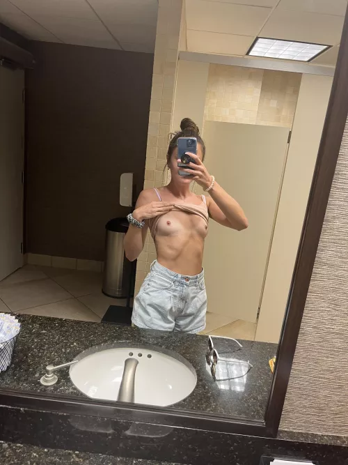 hotel lobby bathroom 🙈