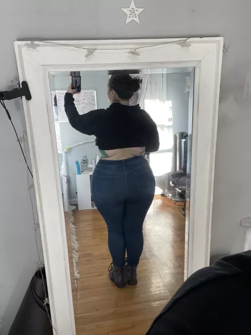 I can wear the fuck out of some milf jeans if I may say so myself 😅💅🏻