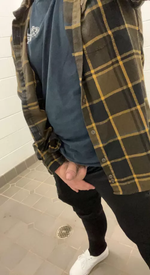 Need a bro or a daddy to help get me hard 25 M