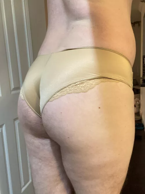 Peeky peeky, cheeky cheeky 😊