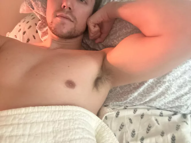 Smell these pre gym pits.Let me know if I should show post gym 😜