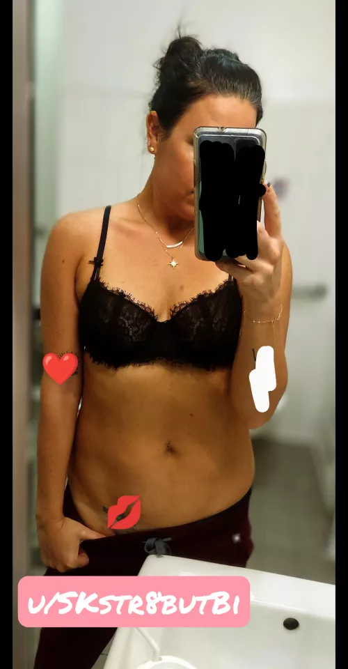 Black lace for the spooky season 🖤