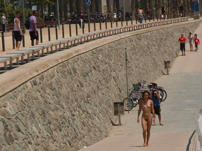 Hanka - handed her clothes to her bf, who videotaped her entire stroll along the promenade. Fun Couple. VI