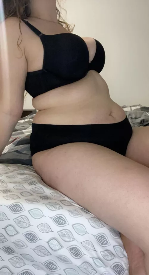 it’s been a long time but I’m beginning to love my body and accept it ♡