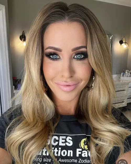 MILF with a Great Smokey Eye