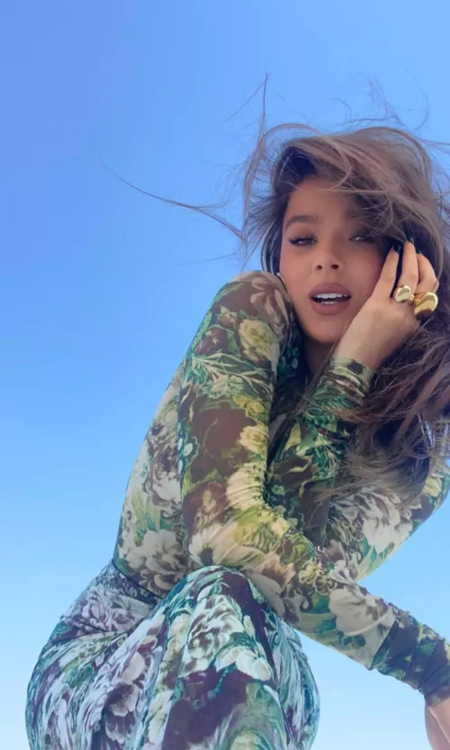 Need someone to RP as Hailee Steinfeld for me please.