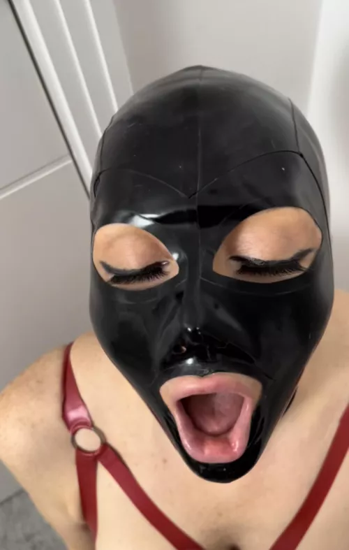 Open wide!! The perfect sex doll look, mouth wide, ready to be used until my latex hood is dripping in cum
