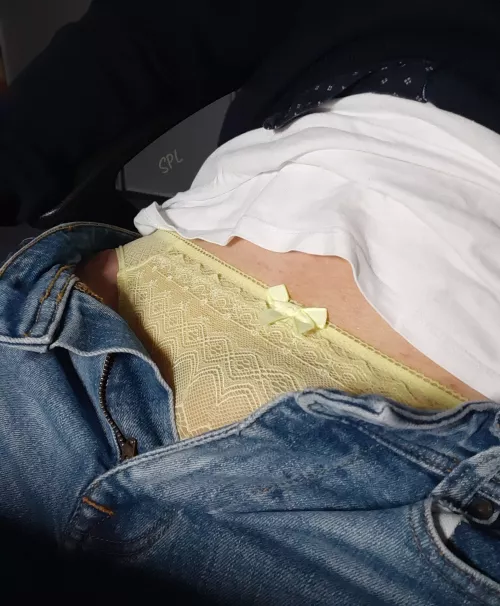Panties under jeans,... in yellow of course!💛 (1/3)
