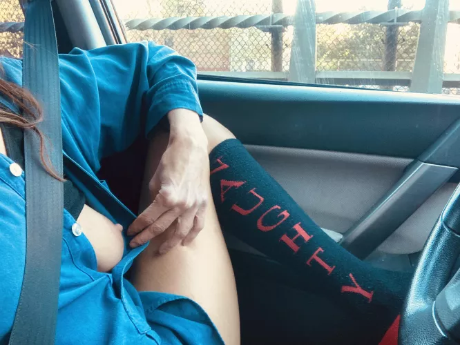 Peek a boo 👻…from a naughty gal