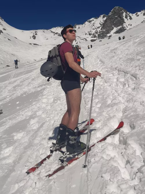 Crazy how hot it gets while ski touring, had to ditch the pants😁