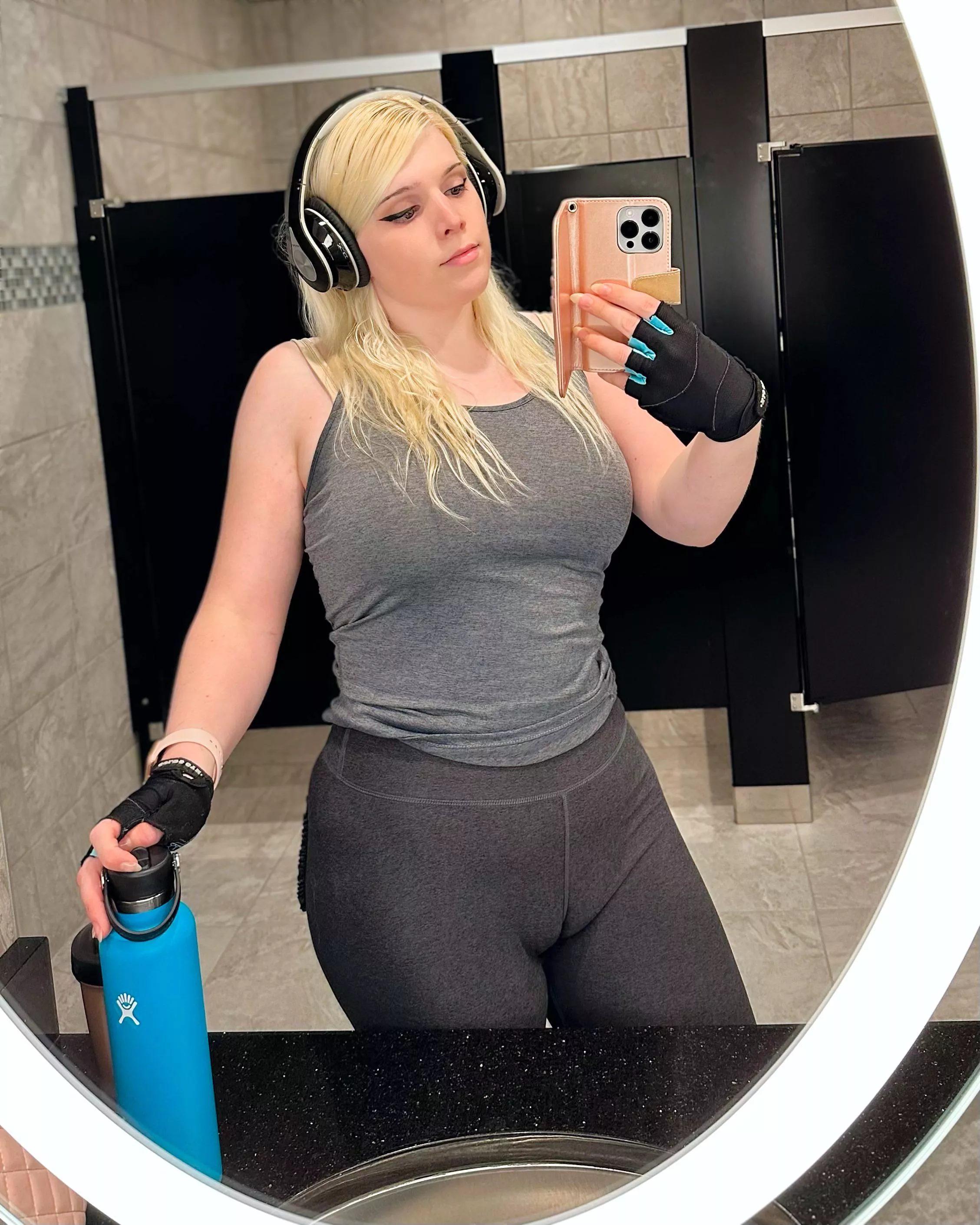 Do you like thicc thigh strong femboys 😳