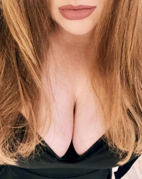 Gotta love a little black dress. (32/F)