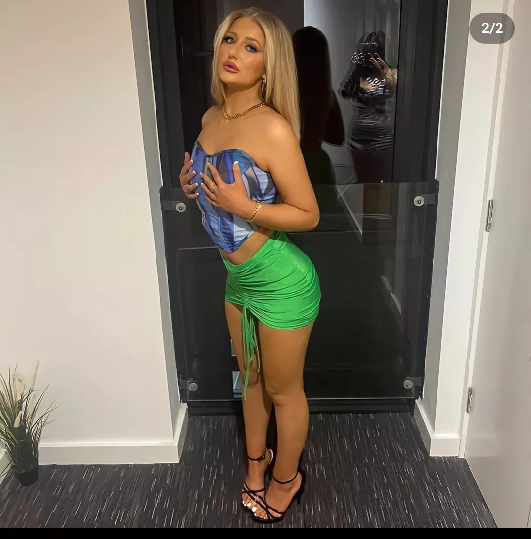 Hot lil poser 😍