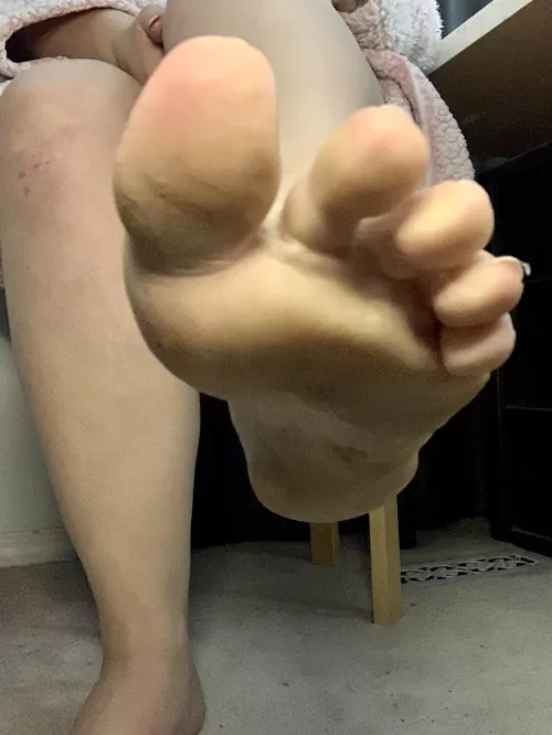 I wonder how good it would feel to have your cum between my toes 🤤🤤💦
