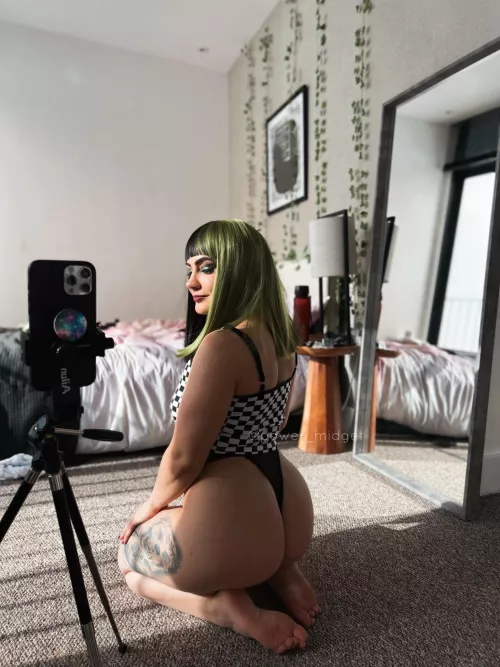 Could you handle this much booty? 😈