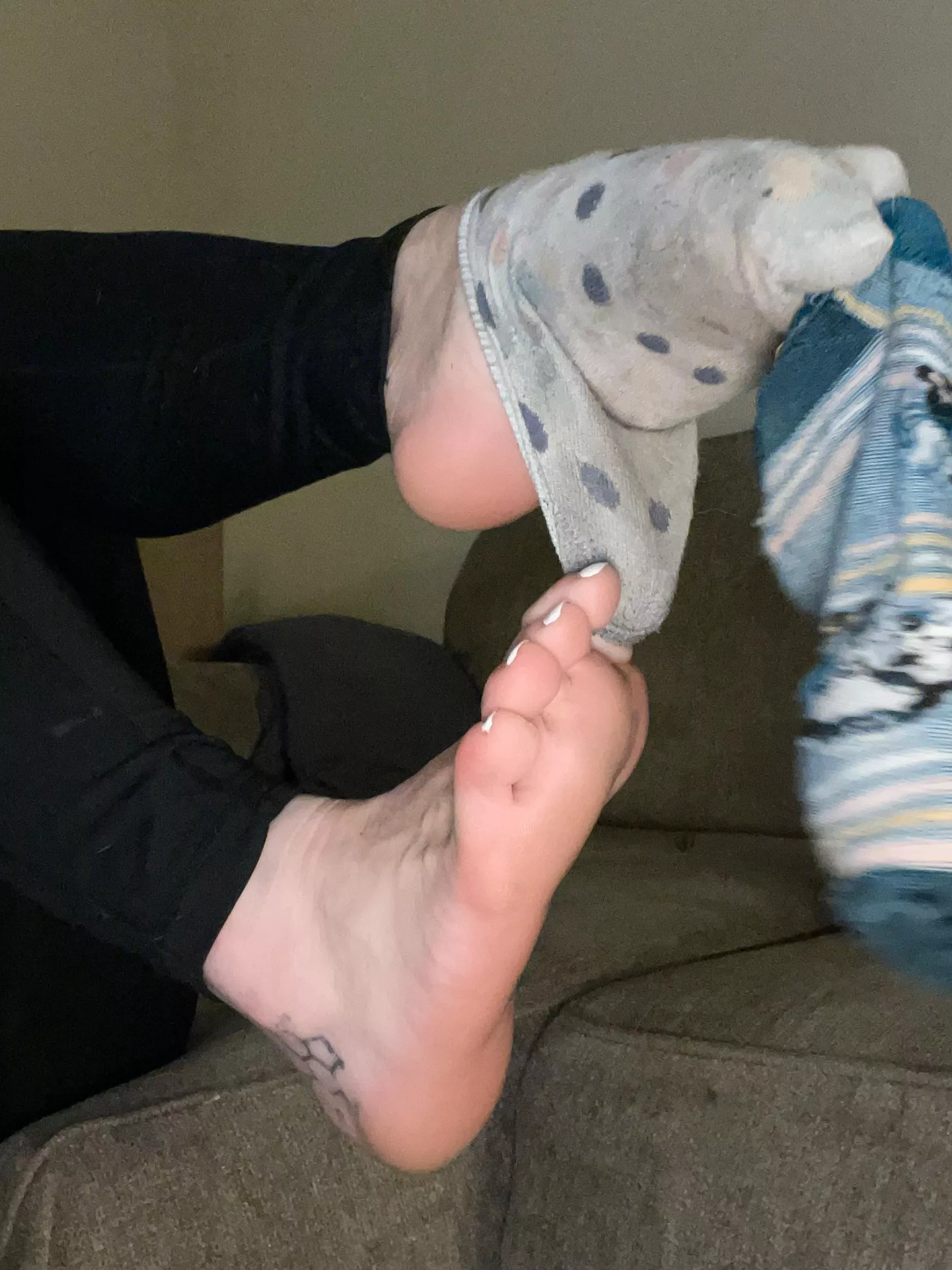 Don’t you wish you were the one peeling off my socks after work? [F]