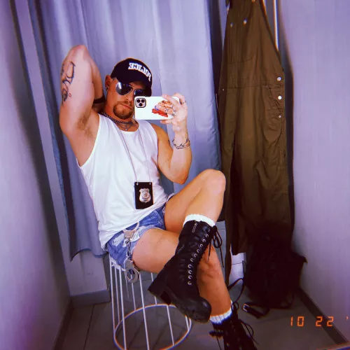 I’m not the kind of cop who writes tickets. I’m the kind who dances for dollars 🙈😜