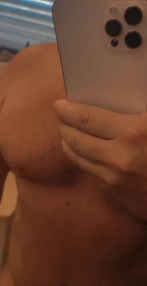 (M)orning Aus! Any F’s laying in bed after a night out… imagine me tickling your skin with light fingers 😏