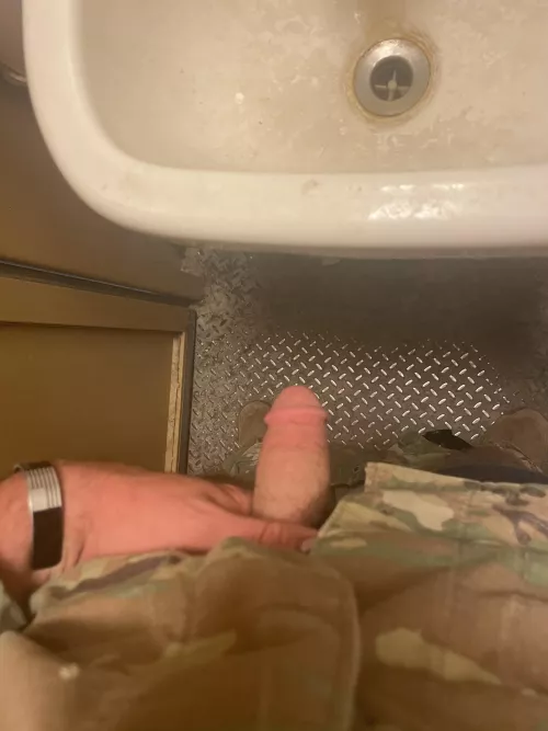 Probably not gonna get a lot of love but anyone wanna help a bored soldier on duty get hard