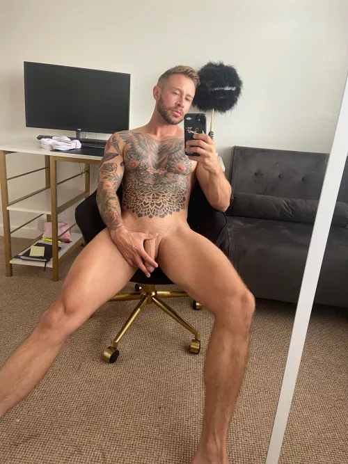 Who’s coming to sit on this British daddy’s lap? Then we play oculus?