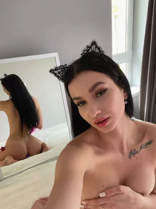 You guys are jerking to my ass, and I feel horny