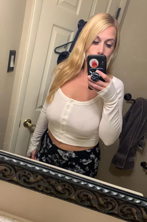 do you like my new shirt? I wore this outfit to the club on saturday night 😇