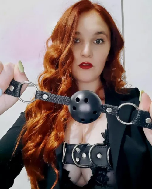 [domme] upvote if you think you are up to the task of being a good servant. For my part I doubt it very much, it's been a long time since anyone has been able to satisfy a true goddess.