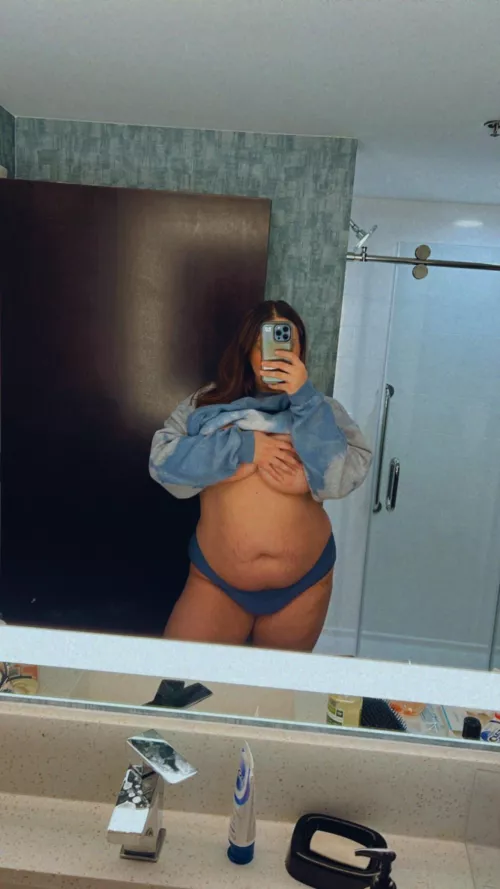 Embracing all my curves 💜