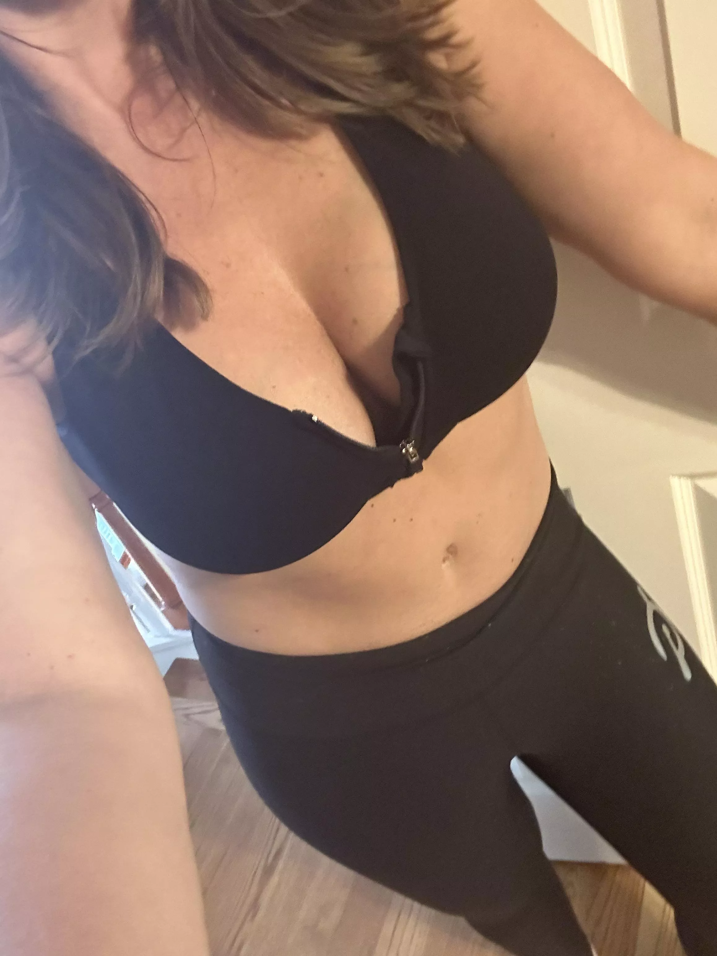 Good morning from your favorite hot mom 💋💋