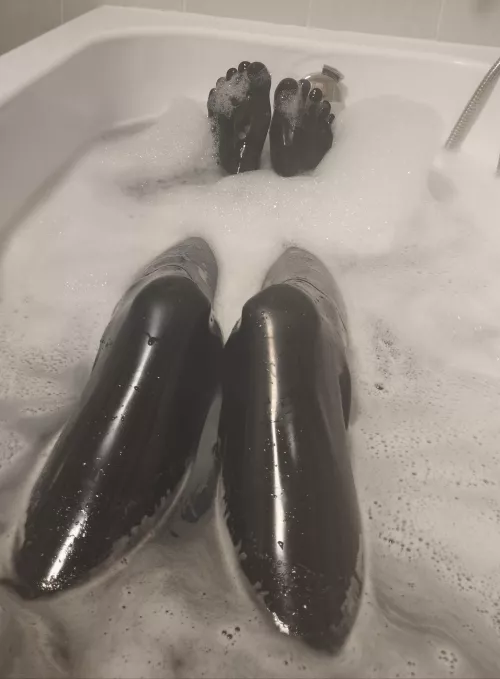 latex in the bathtub 🛁🖤