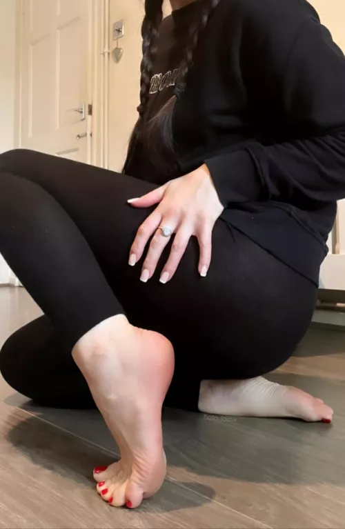 My arches demand your attention, how much would you love to run your tongue down them? ✨