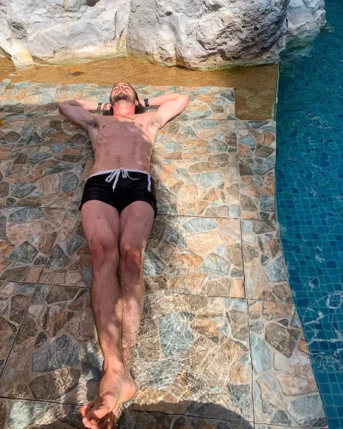 Poolside pits a little sun, a little shade 😘